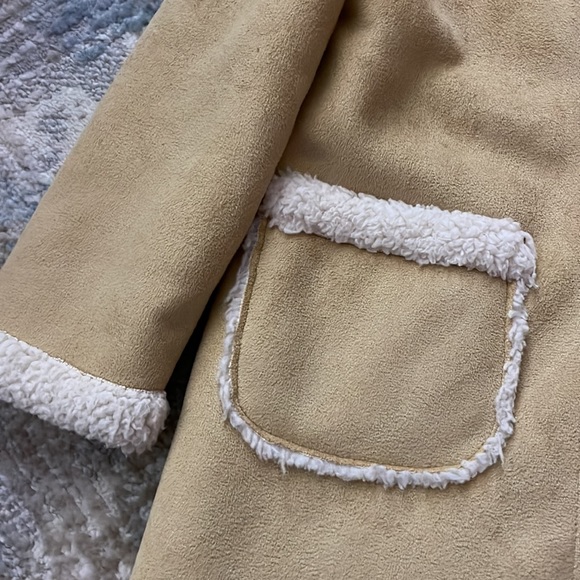 Toddler Old Navy faux Sherpa jacket. Size 3T - Picture 2 of 9